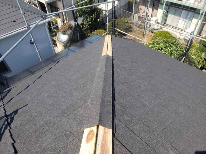 棟用の屋根材を載せます。