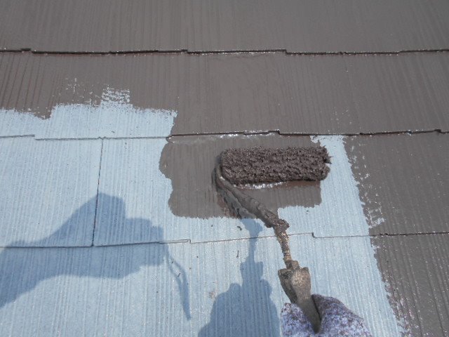 屋根の下塗りから中塗り