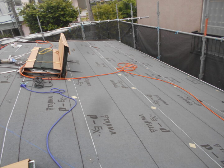 屋根カバー工法（防水シート施工）