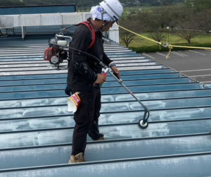 遮熱塗装・倉庫屋根・ケレン